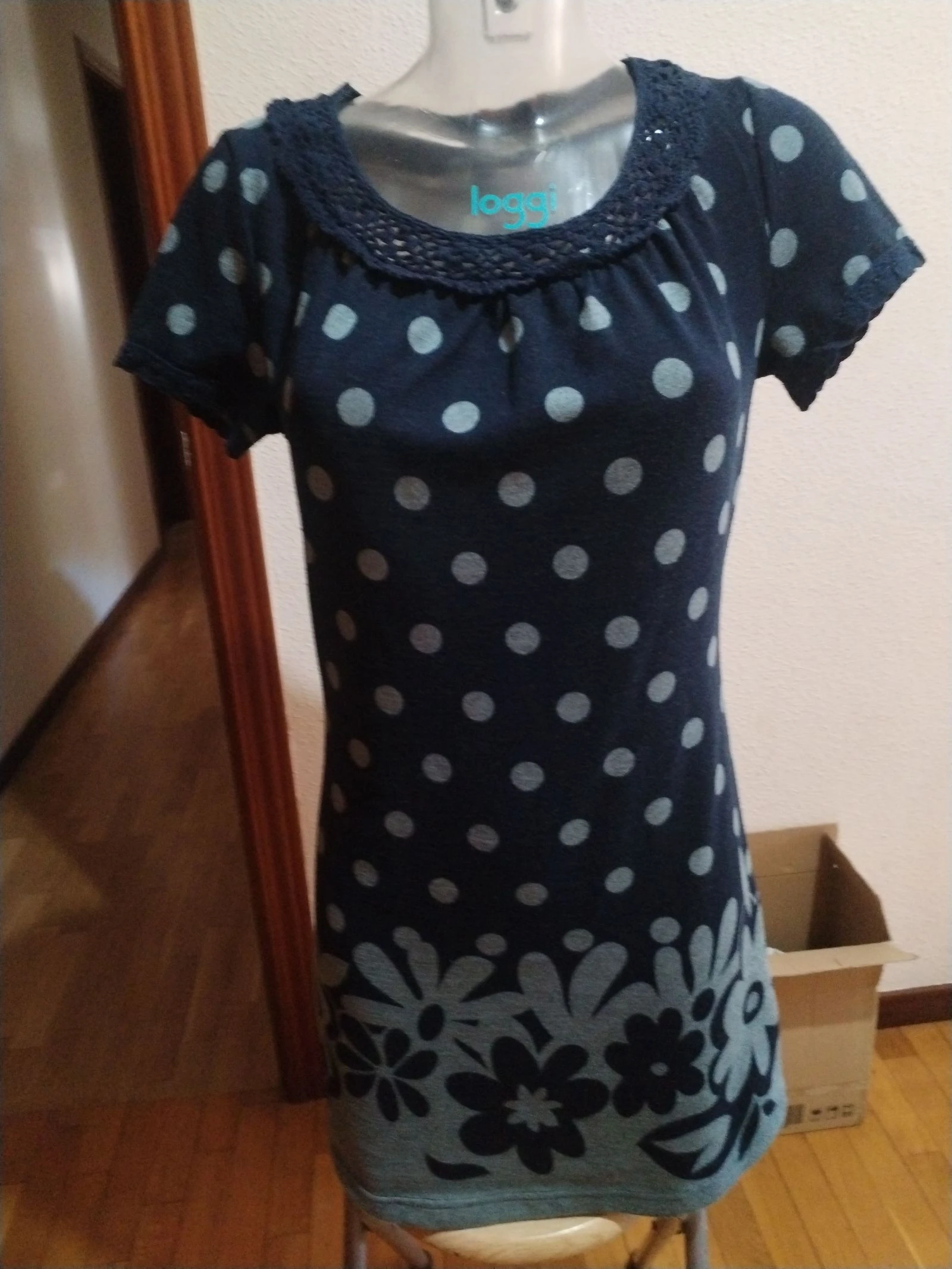 Vestido de verano con dos colores azul marino y gris de lunares y flores
